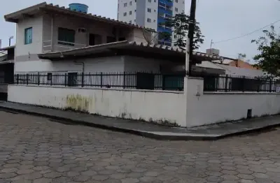 Seu refúgio à beira-mar: casa com suíte e escritório a menos de 600m da praia!