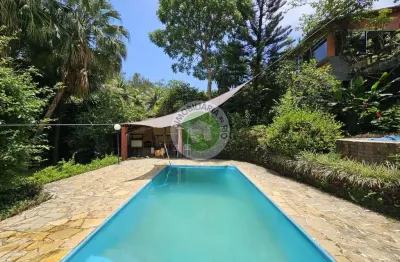 Venha viver em um verdadeiro paraíso verde no condomínio verde vale! esta casa em condomínio bucólico está localizada próximo à floresta da tijuca e i