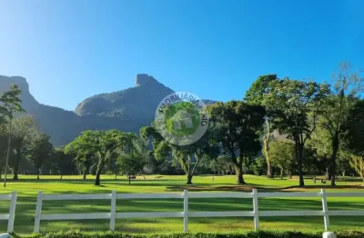 Lindo terreno em frente ao campo de golf e pedra da gávea
