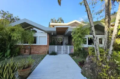 Venha conhecer e se apaixonar por essa charmosa casa de 5 quartos no condominio jardim do itanhangá!