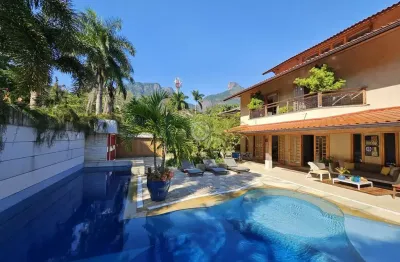 Venha se encantar com esta magnífica residência à venda no condomínio greenwood park, localizado no itanhangá. em frente ao itanhanga golf club