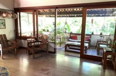 Triplex no itanhangá: casa de 6 quartos com área verde, edícula e salas arejadas em rio de janeiro-rj