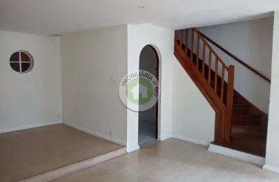Casa de três andares em condomínio fechado na rua lucio de mendonça