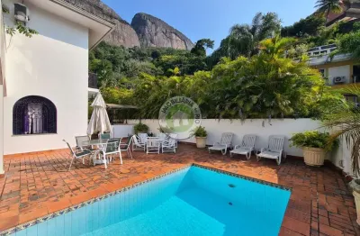 Casa de 790m², 5 quartos na rua alexandre stockler - gávea