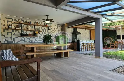 Casa de luxo em condomínio: 3 quartos, 2 suítes, 5 banheiros, 2 vagas na badu, niterói-rj!