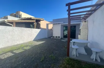 Casa térrea com 2 quartos, amplo pátio com churrasqueira, localizada perto do red park.