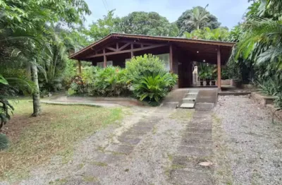 Lindo sitio , chacará ou hostel, localizado no bairro do muquem no norte da ilha.