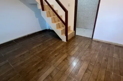 Sobrado com 1quarto, localizado a 1,7 km da praia dos ingleses.
