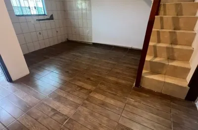 Sobrado com 1quarto, localizado a 1,7 km da praia dos ingleses.