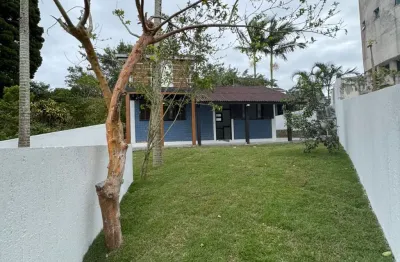 Chalé no alto dos ingleses, com vista panorâmica da praia, amplo terreno.