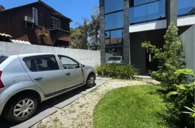 Sobrado novo a venda na praia dos ingleses, com 3 suites amplas.