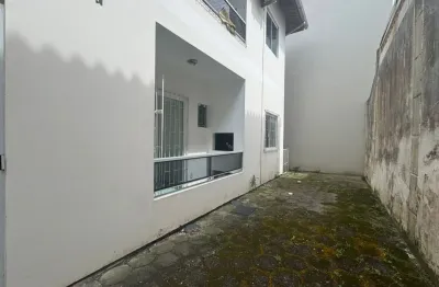 Apartamento terreo a venda nos ingleses, com amplo patio privativo.