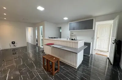Lindo apartamento térreo nos ingleses, a 1,9 km da praia, finamente reformado e decorado
