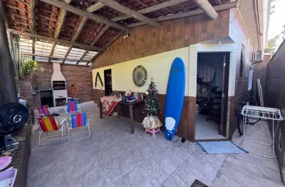 Duas casas localizada a 300 metros da praia dos ingleses e do centrinho.