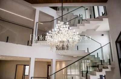 Sobrado em condomínio com 700m² de área construída para venda.