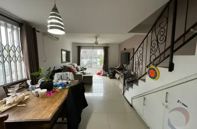 Linda casa residencial de 2 dormitórios no campeche
