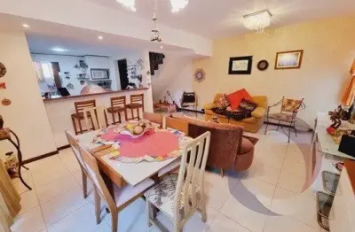 Ótima casa residencial de 3 dormitórios no campeche