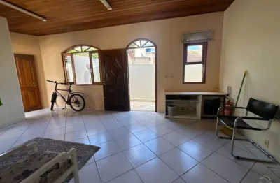 Excelente casa residencial de 4 dormitórios no centro de florianópolis