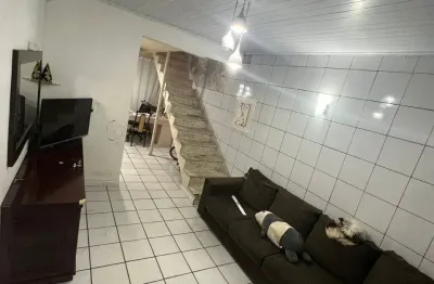Ótima casa residencial de 3 dormitórios na agronômica