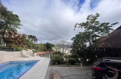 Linda casa residencial de 4 dormitórios no itacorubi