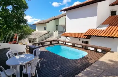 Ótima casa residencial de 3 dormitórios na trindade