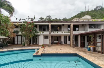 Ótima casa residencial de 5 dormitórios na trindade
