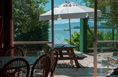 Linda casa residencial de 2 dormitórios em sambaqui