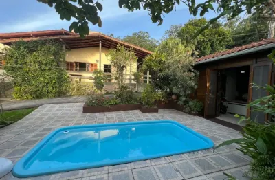 Linda casa residencial de 4 dormitórios em sambaqui