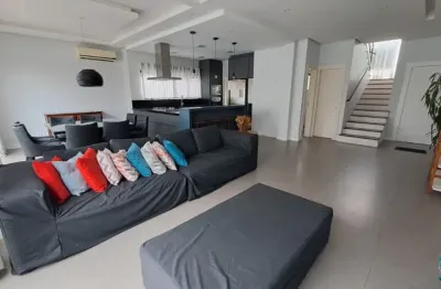 Casa com 3 quartos, sendo 1 suíte master na lagoa da conceição