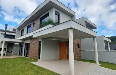 Maravilhosa casa com 3 quartos no bairro rio tavares  em florianópolis