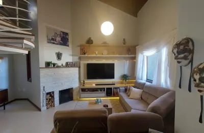 Casa residencial de 4 dormitórios no bairro carianos em florianópolis