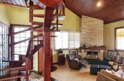 Linda casa de 03 dormitórios e 1 suíte no bairro carianos em florianópolis