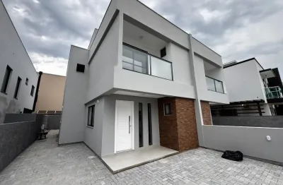 Linda casa geminada com 3 quartos no carianos, florianópolis