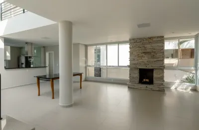 Casa de 342,88m² com 5 quartos sendo 3 suítes no morro das pedras