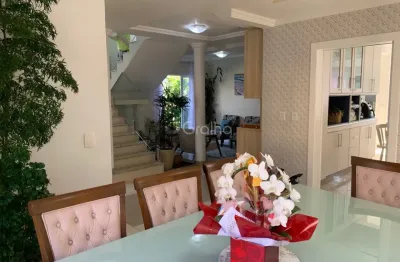 Linda casa de 355m² com 4 quartos sendo 1 suíte no morro das pedras