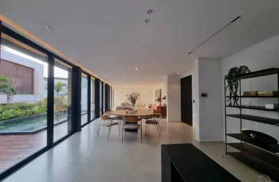 LINDA Casa Residencial de 4 dormitorios no bairro Cacupé em Florianópolis