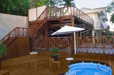 Linda casa residencial de 7 dormitórioss no bairro cacupé em florianópolis