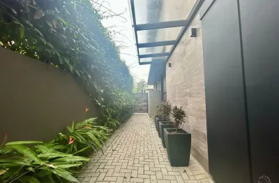 Maravilhosa casa alto padrão de 560,80m² com 6 suítes em cacupé