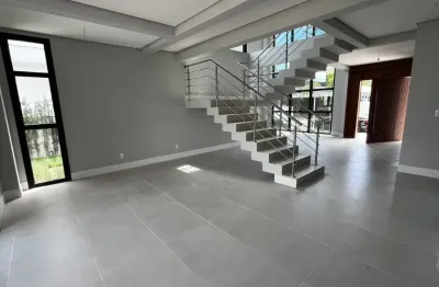 Casa alto padrão com 3 suítes no bairro Ratones, Florianópolis.