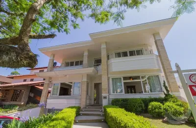 Casa residencial de 380m² com 5 quartos sendo 4 suítes em jurerê