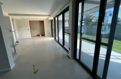 Maravilhosa casa de 300m² com 3 suítes em jurerê em florianópolis