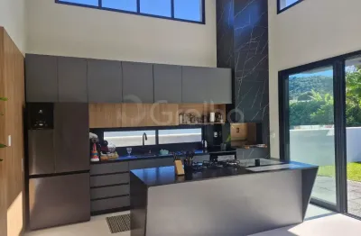Casa Residencial com 3 quartos sendo 1 suíte, com 205m² em Canasvieiras, Florianópolis.