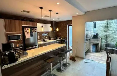 Casa de Condomínio à venda, 2 suítes e 196 m² úteis, Santo Amaro – SP