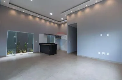 Vila madalena, possui 3 quartos sendo 1 suíte e 3 banheiros, living dois ambientes.