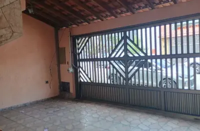 ???? 'essa casa enorme tá desocupada e pode ser sua! olha só essa localização...'