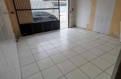 Casa geminada isolada, localizada na ocian, próxima ao comércio da região.