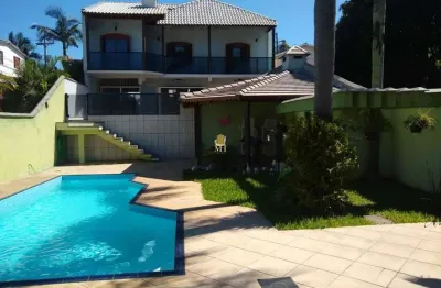 Casa com piscina e quiosque em rondônia, novo hamburgo - 222m²