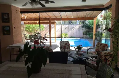 Casa em condomínio fechado com 4 quartos à venda na alameda tilápia, 45, alphaville, santana de parnaíba, 408 m2 por r$ 2.650.000