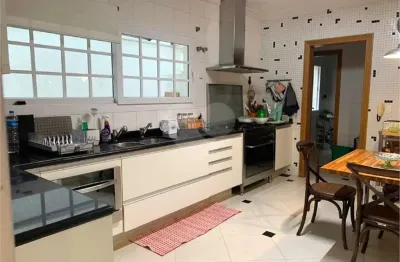 Casa em condomínio fechado com 4 quartos para alugar na alameda bertioga, 368, alphaville, santana de parnaíba, 400 m2 por r$ 30.000