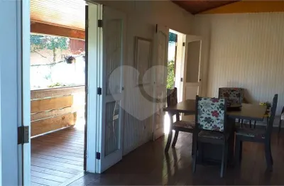 Casa em condomínio fechado com 3 quartos à venda na alameda das tipuanas, 379, chácaras bosque do embu, embu das artes, 1991 m2 por r$ 1.200.000